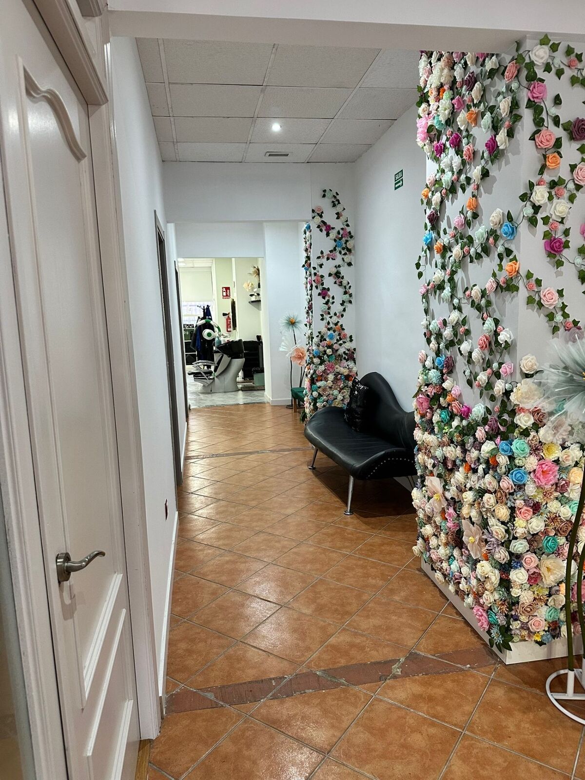 Pasillo con pared decorada con flores