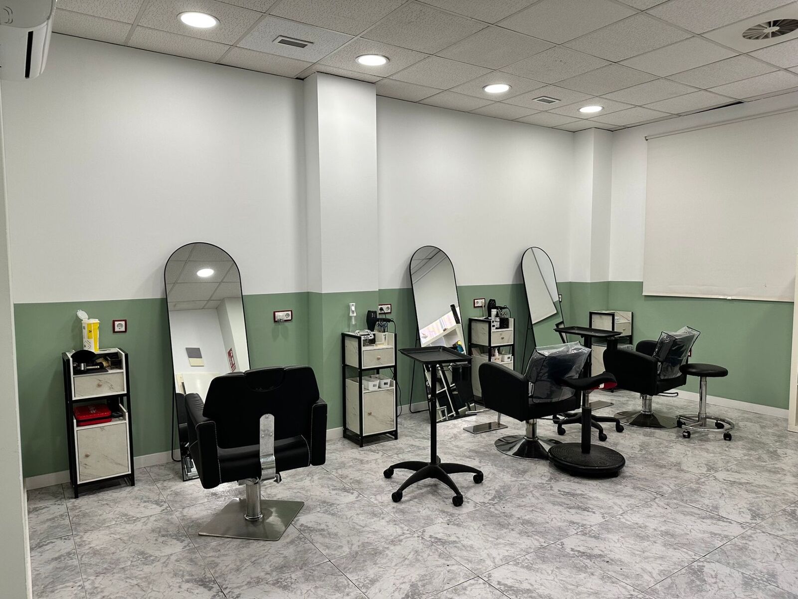 Sala de peluquería con espejos y sillones de estilismo
